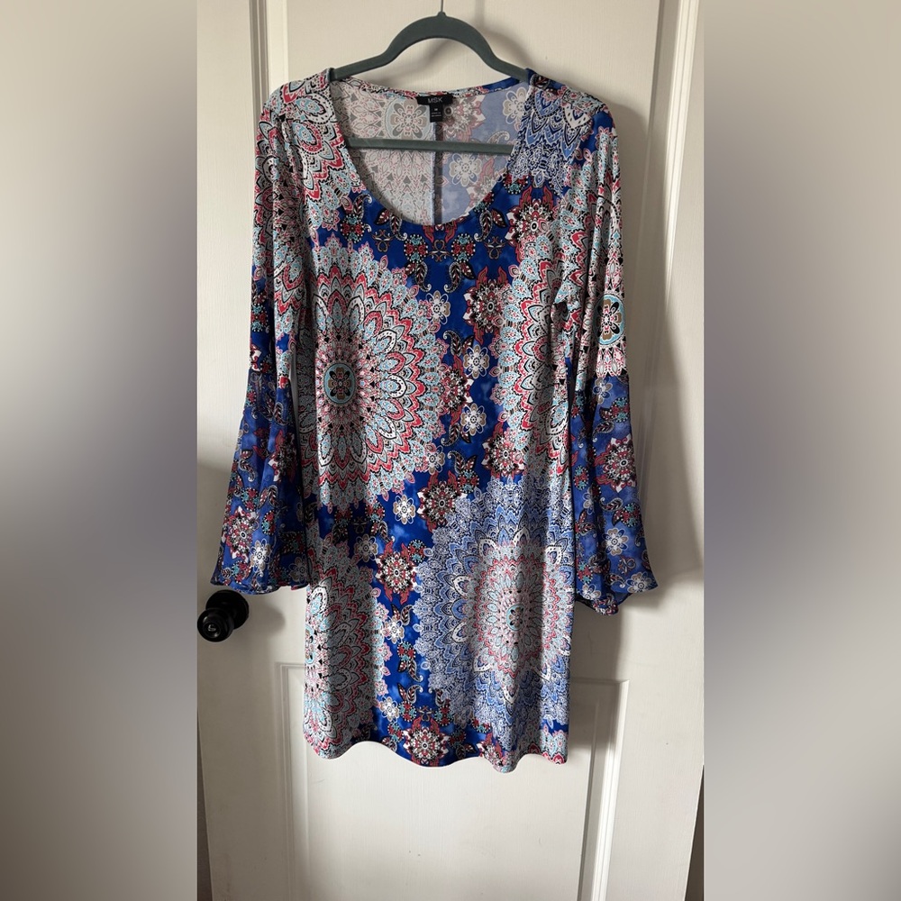 MSK Blue & White Floral Medallion Tunic Top